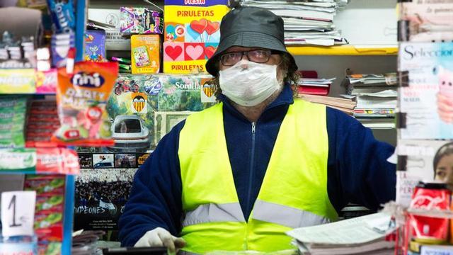 La OMS tacha de "infinitamente insignificante" el riesgo de contagiarse porque una o varias personas consuman el periódico.