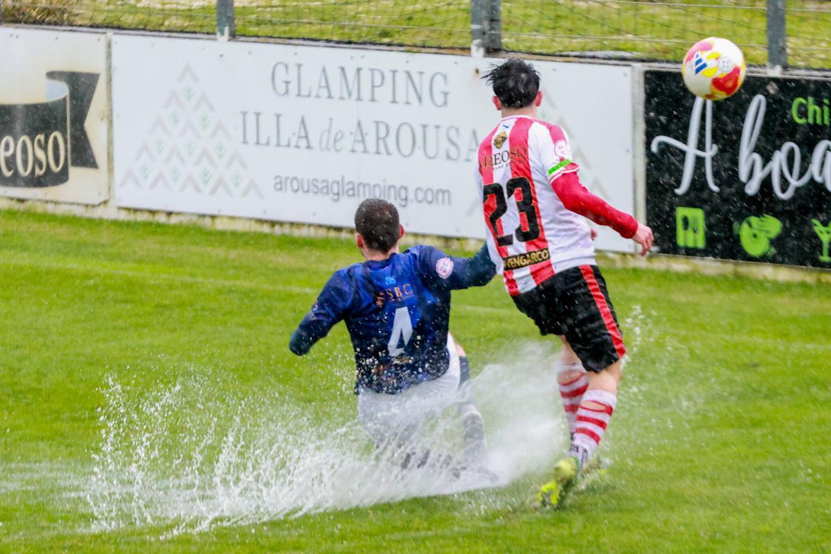 En A Illa solo se disputaron trece minutos ern un campo impracticable por el agua.