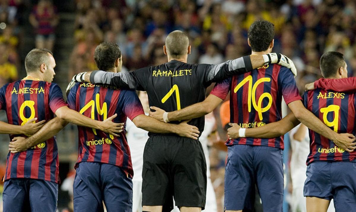 Valdés, amb la samarreta amb el nom de Ramallets, i la resta dels jugadors del Barça, durant el minut de silenci dedicat al cèlebre exporter. Valdés, amb la samarreta amb el nom de Ramallets, i la resta dels jugadors del Barça, durant el minut de silenci dedicat al cèlebre exporter.