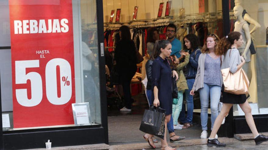 Gente comprando en rebajas en Vigo // JOSÉ LORES