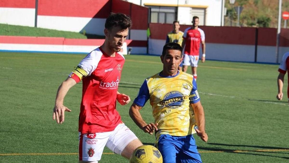 Antolín, jugador del Atlético Espeleño, ante el Rociera.