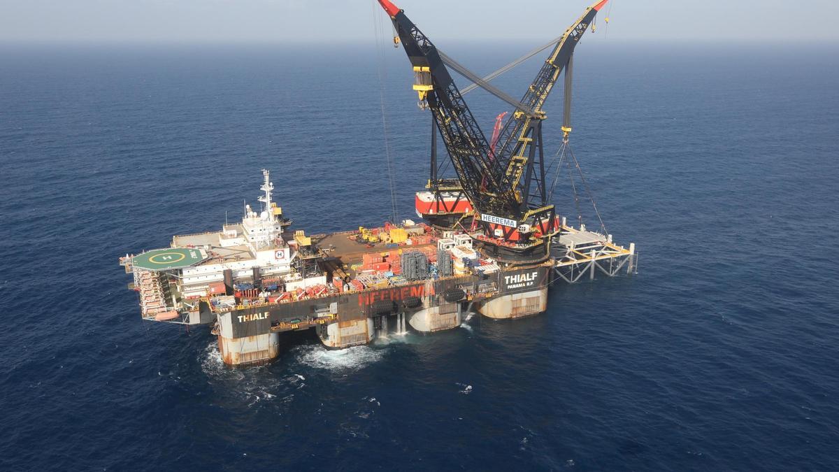 Vista aérea de una plataforma de extracción de gas israelí en el Mediterráneo, frente a la costa de Haifa.