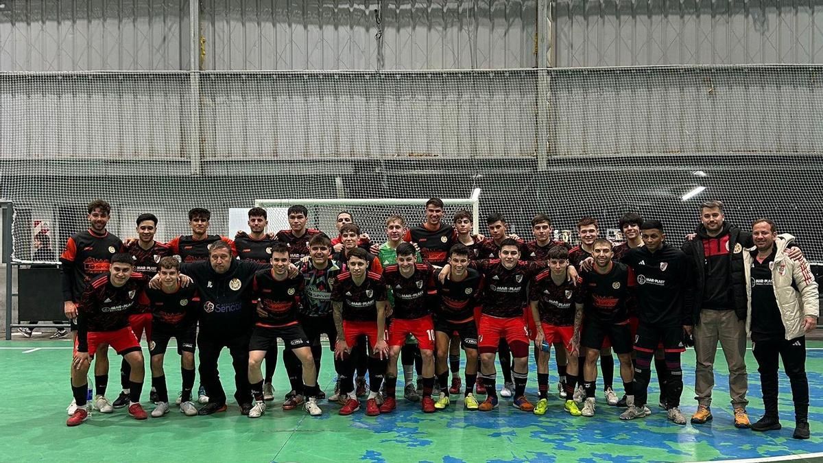 Els jugadors del Fonollosa i el River Plate després de disputar l'amistós