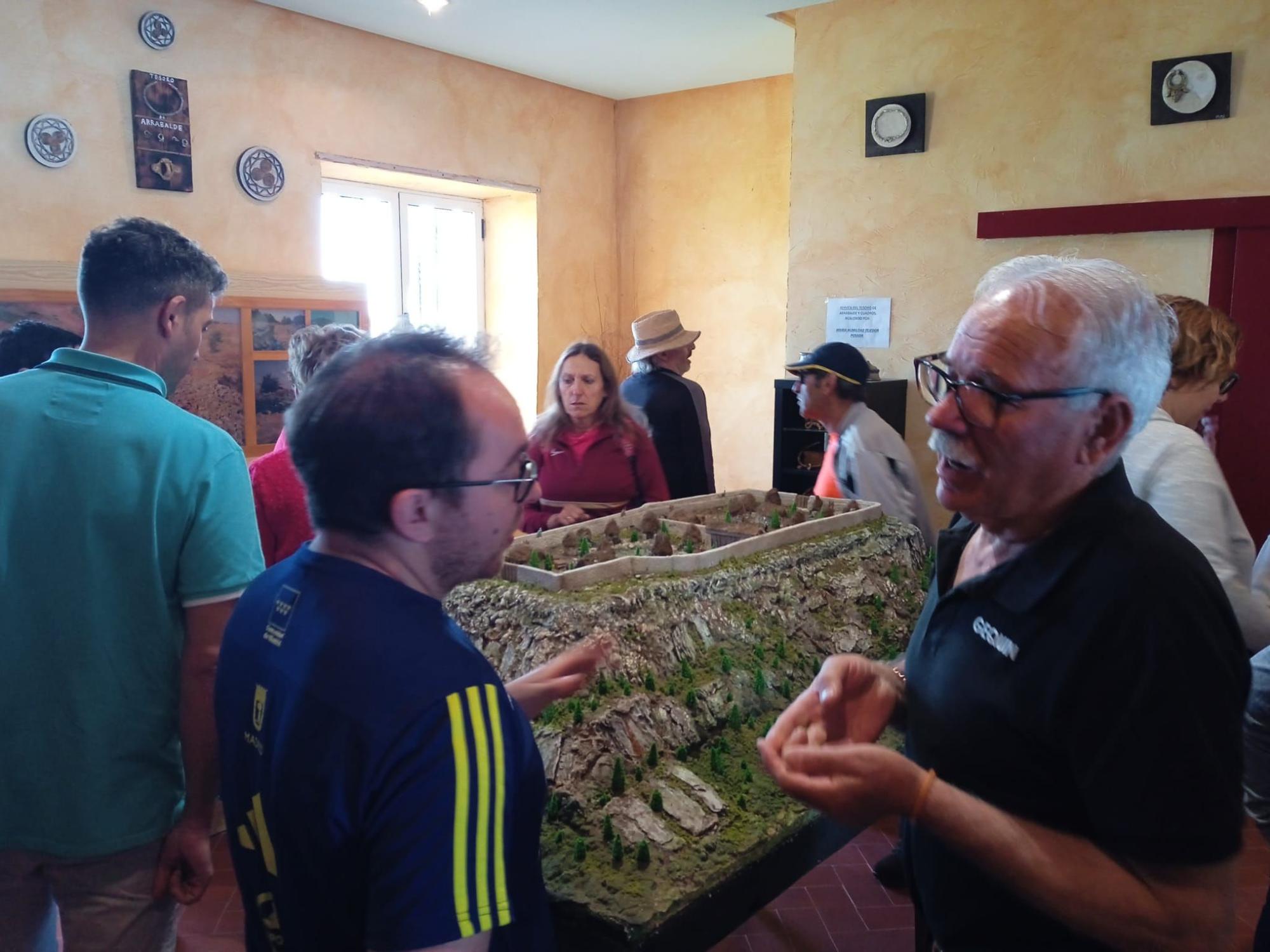Visita al Aula Arqueológica de Arrabalde y el Castro de las Labradas, en imágenes
