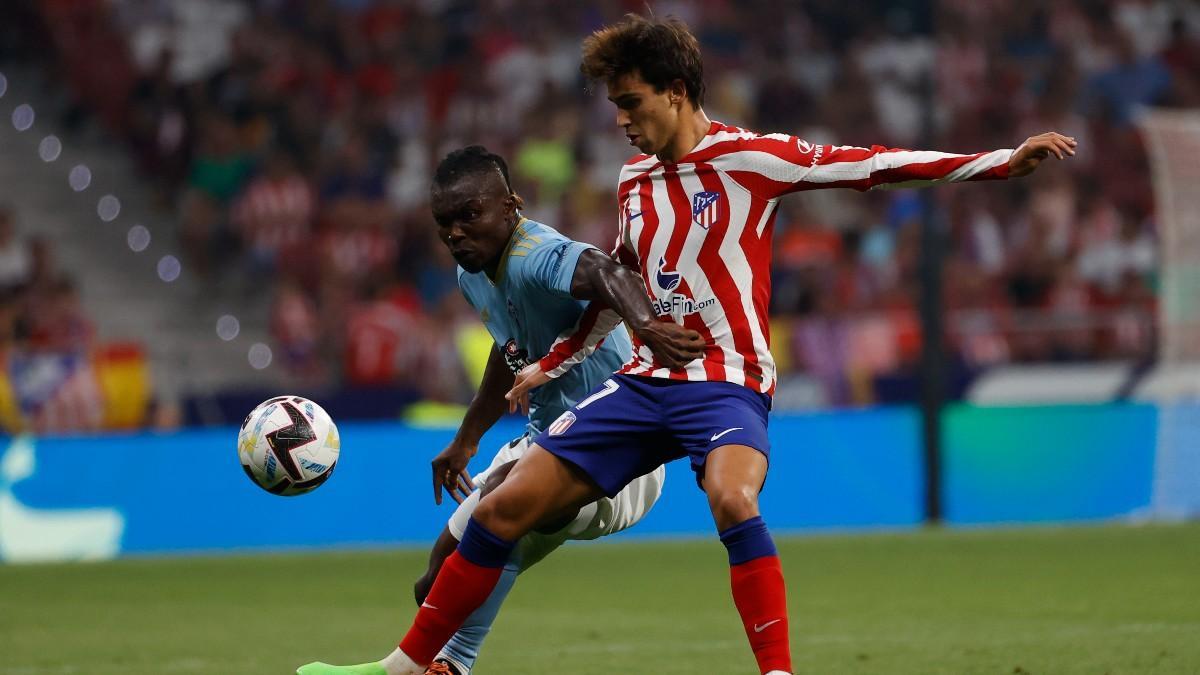 El delantero del Atlético de Madrid Joao Félix lucha con el ghanés Joseph Aidoo