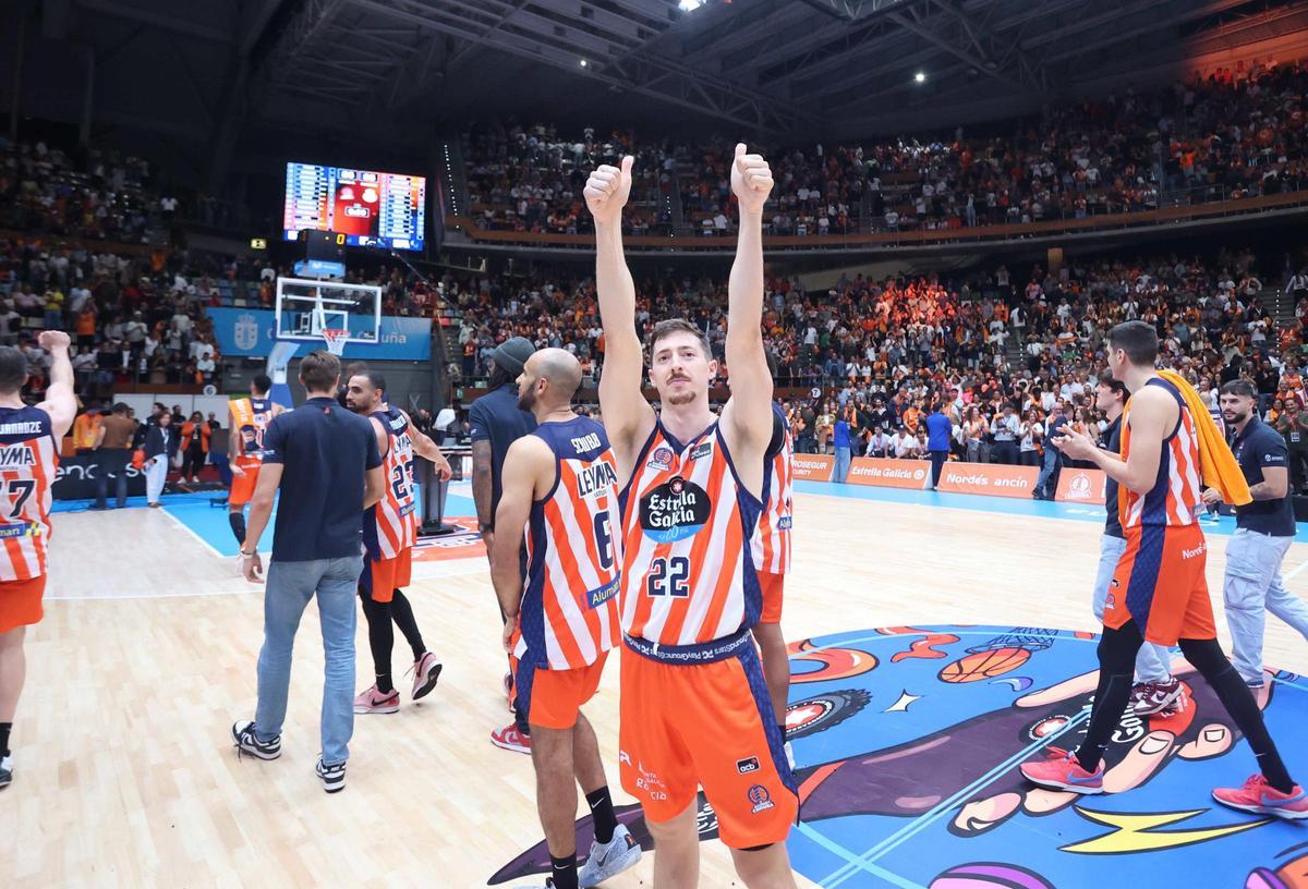 Así fue la celebración de los jugadores del Leyma Coruña en la pista Así fue la celebración de los jugadores del Leyma Coruña en la pista