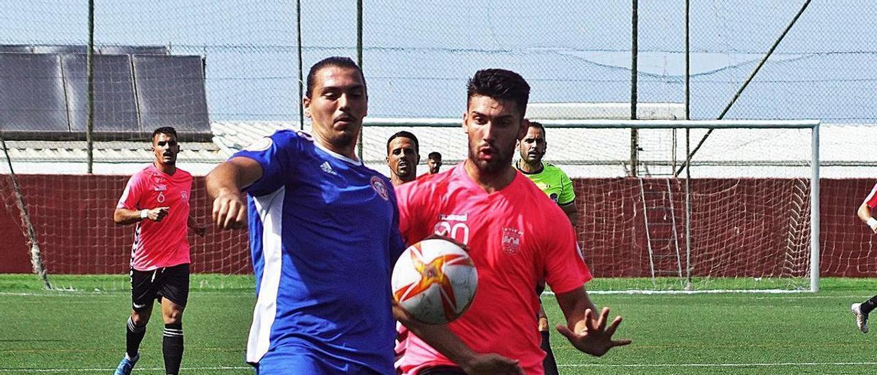 Marcos, jugador del Santa Úrsula, y Zeballos, del CD Vera, pugnan por el balón.