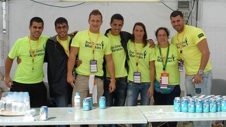 Los voluntarios, pieza clave de una prueba como el Gran Canaria Maratón. | lp / dlp