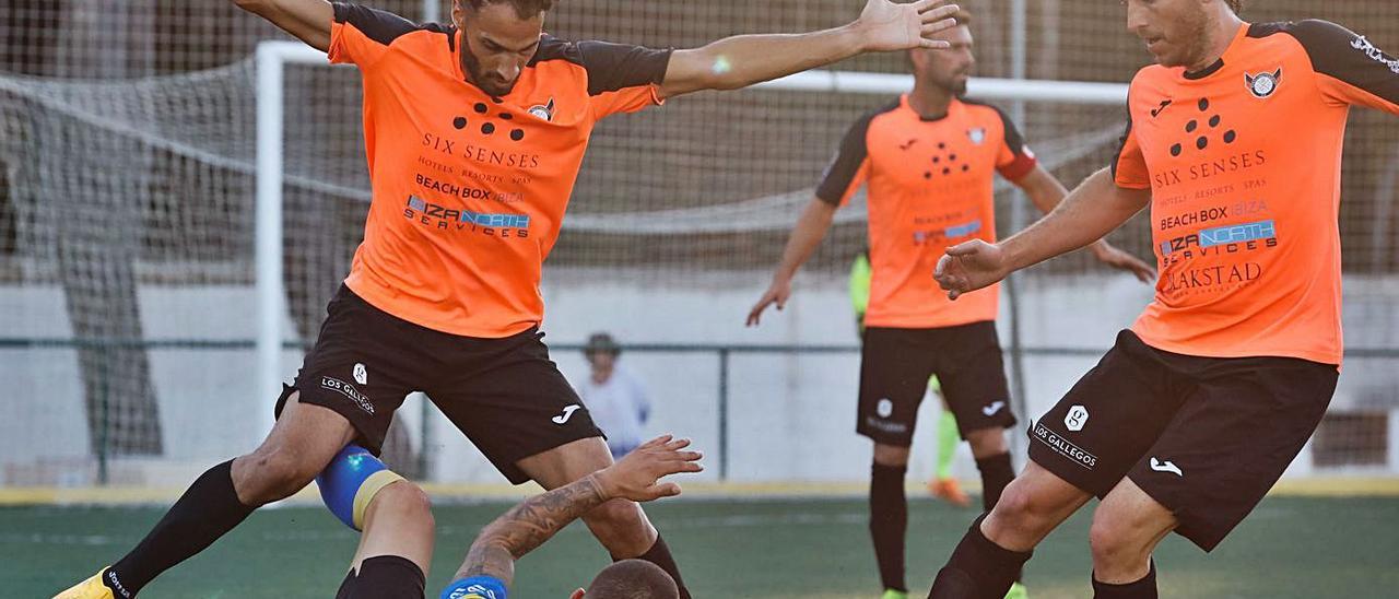 Un momento de la final balear por el acceso a la Copa del Rey, disputada ayer en Sant Miquel entre la Penya Independent y la UD Mahón.