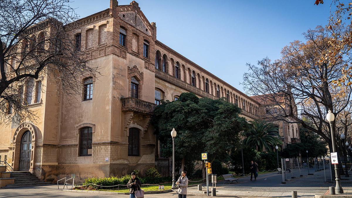Exterior del edificio de la residencia Ramon Llull en la Escuela Industrial de Barcelona