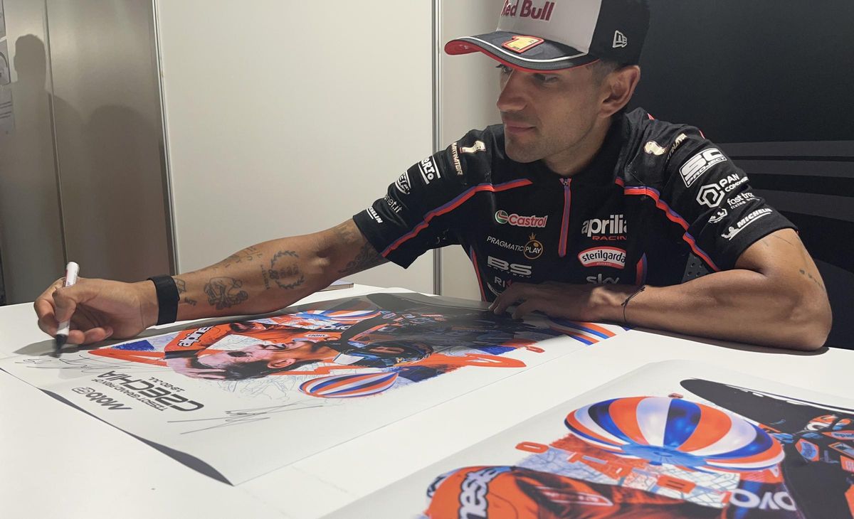 Jorge Martin firma unos posters antes de atender a la prensa, hoy, en Brno.