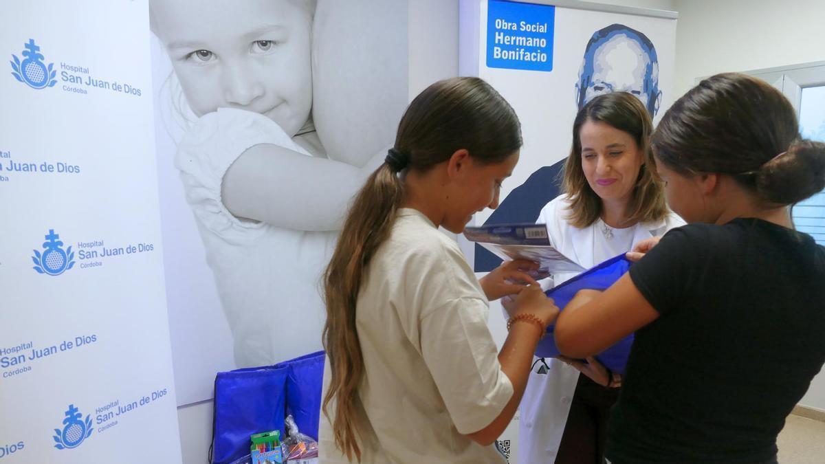 Un momento de la entrega de material escolar de la Obra Social 'Hermano Bonifacio'.