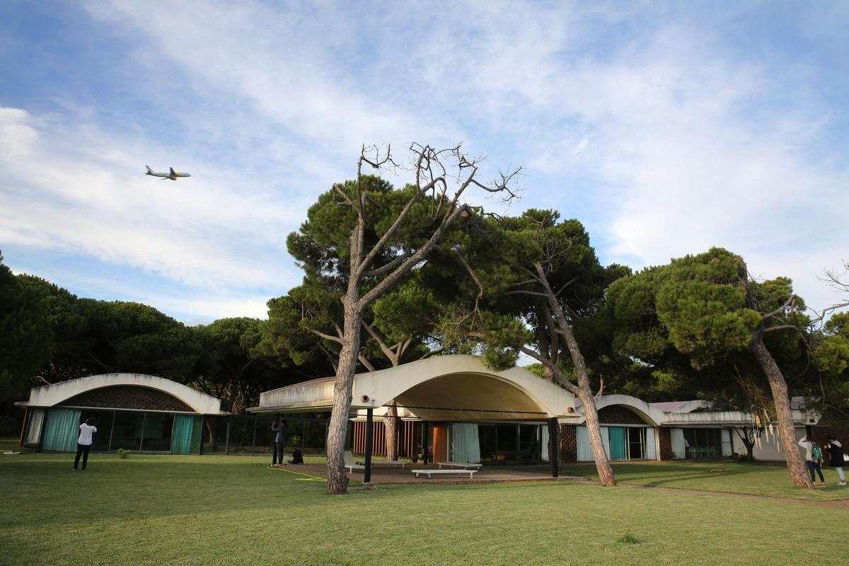 Exterior de la Casa Gomis, dentro de los terrenos de la Ricarda, en el Prat de Llobregat
