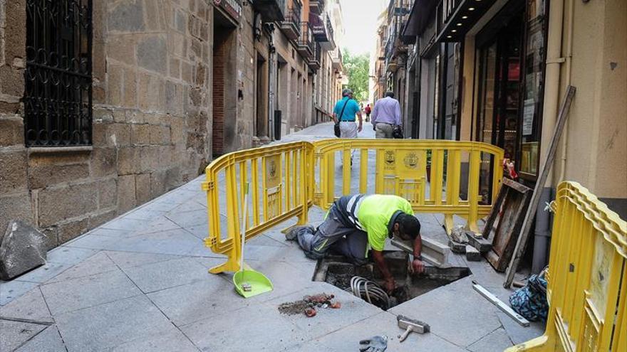 Reponen las losetas en la calle de los quesos