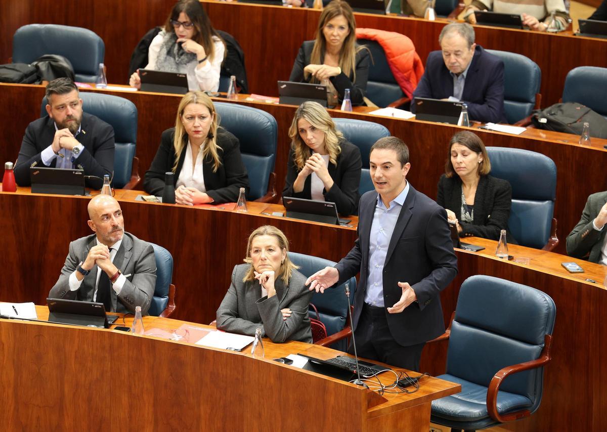 El ex portavoz del PSOE en la Asamblea, Juan Lobato, interviene durante un pleno en la Asamblea de Madrid