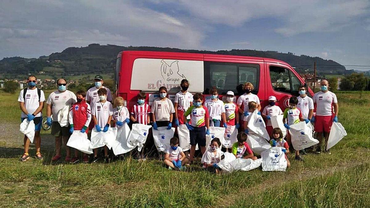 Palistas de Villaviciosa adecentan el parque del Riañu y El Cierrón