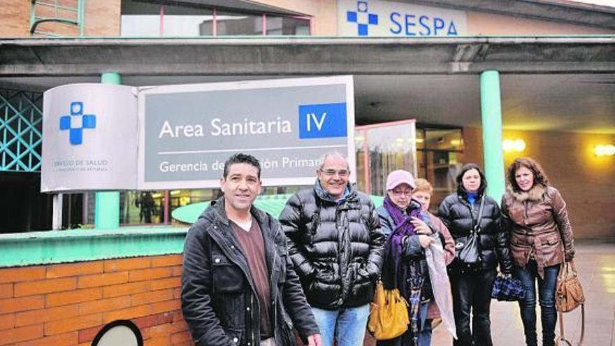 Los voluntarios que acudieron a la reunión delante del edificio de la gerencia del área IV, ayer, en Oviedo.