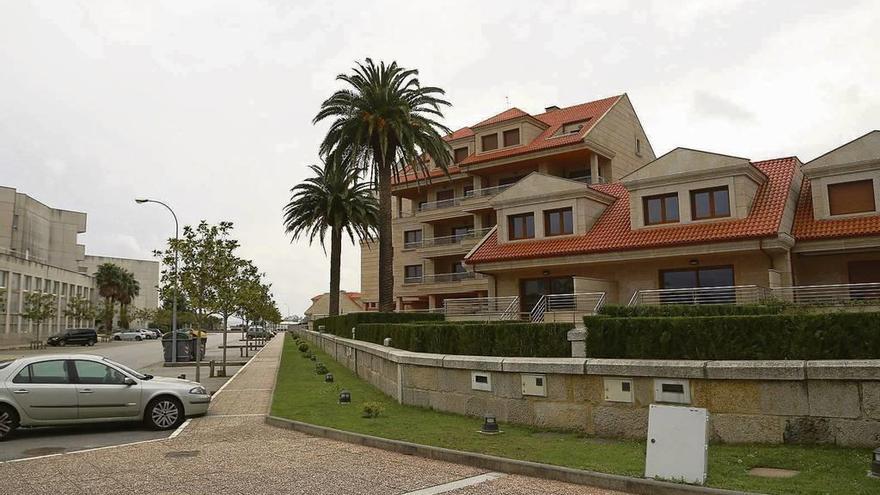 Uno de los hoteles de A Toxa, a la izquierda, y una de las últimas urbanizaciones construidas en la isla, a la derecha. // Muñiz