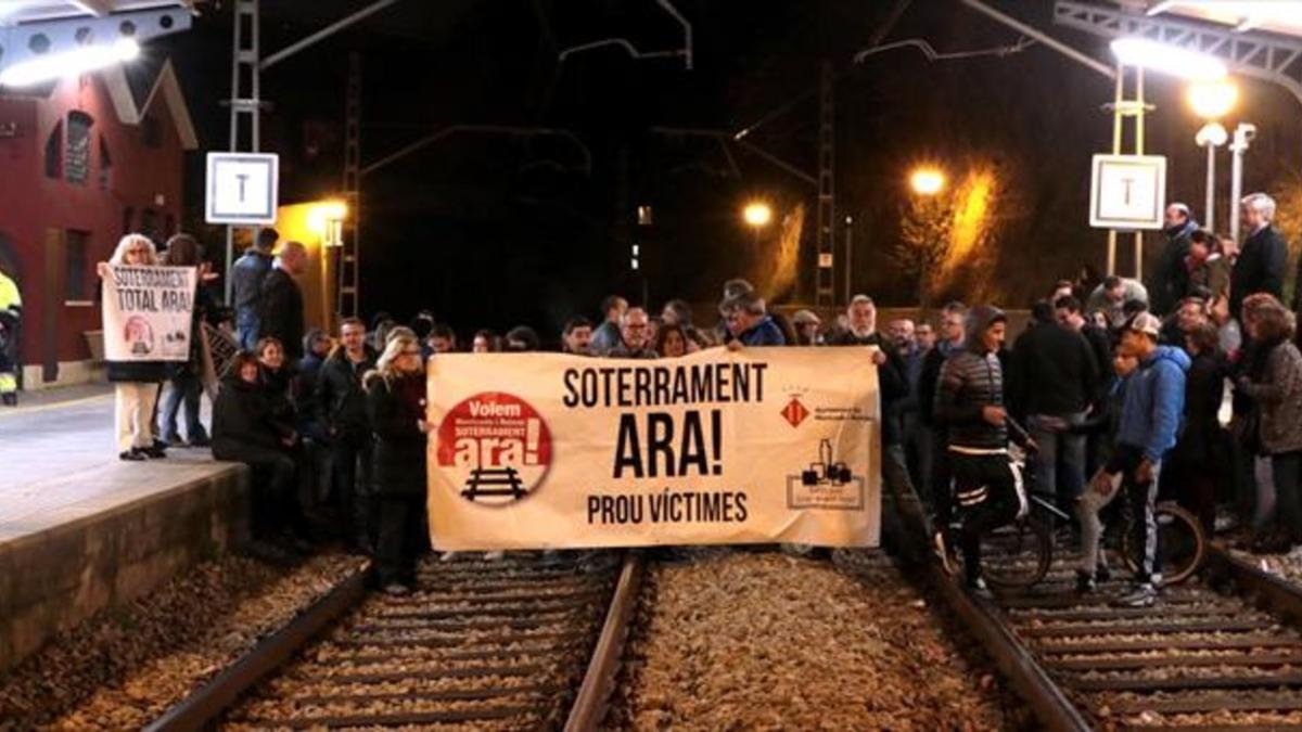 Manifestación en Montcada i Reixac, el pasado febrero, para reclamar el soterramiento de la vía del tren.