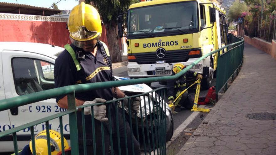 Un furgón derrapa en una rotonda y choca contra una valla