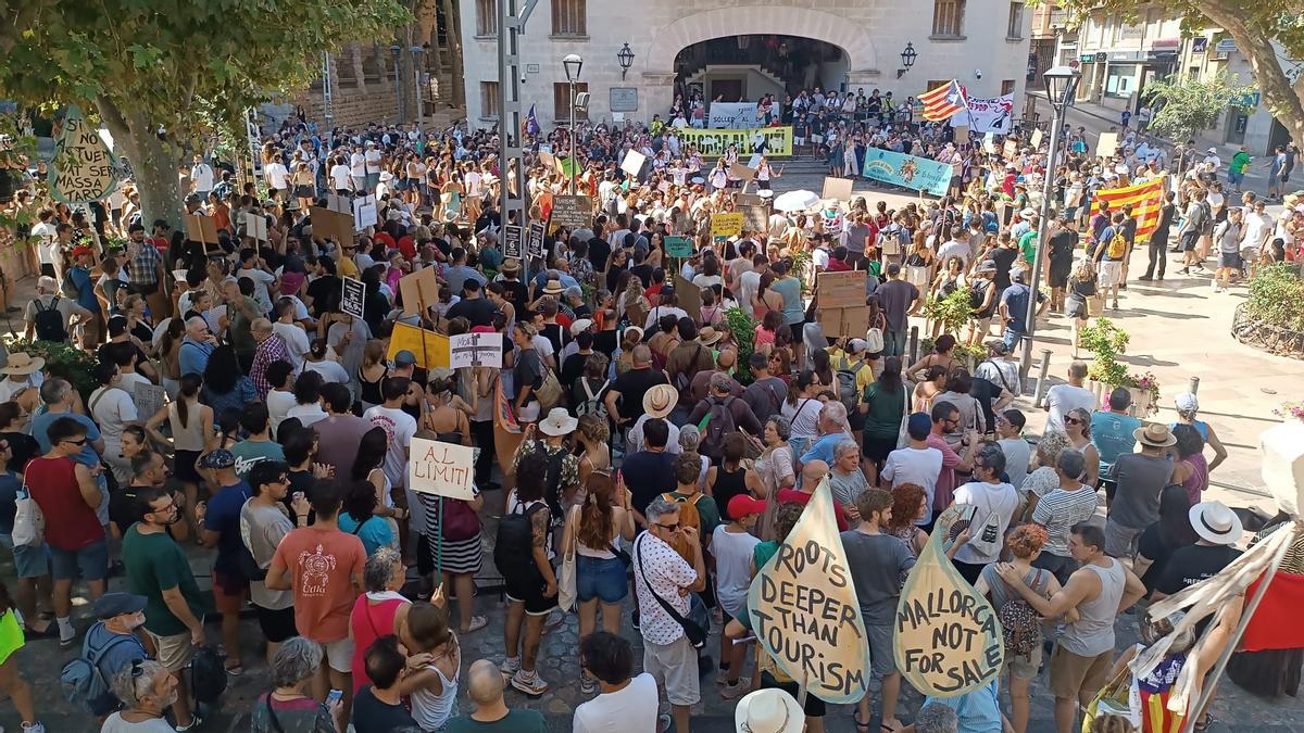 FOTOS | La protesta de Sóller contra la masificación turística, en imágenes FOTOS | La protesta de Sóller contra la masificación turística, en imágenes