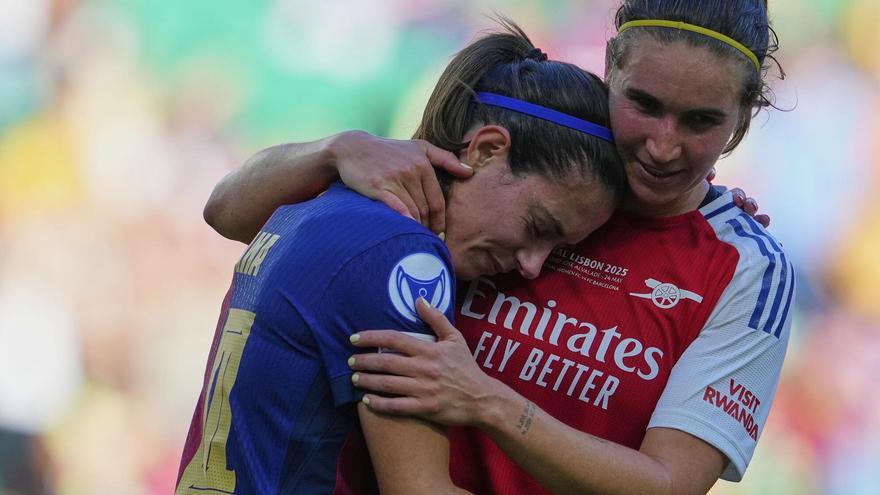 Mariona Caldentey consuela a Aitana Bonmati al final del partido.
