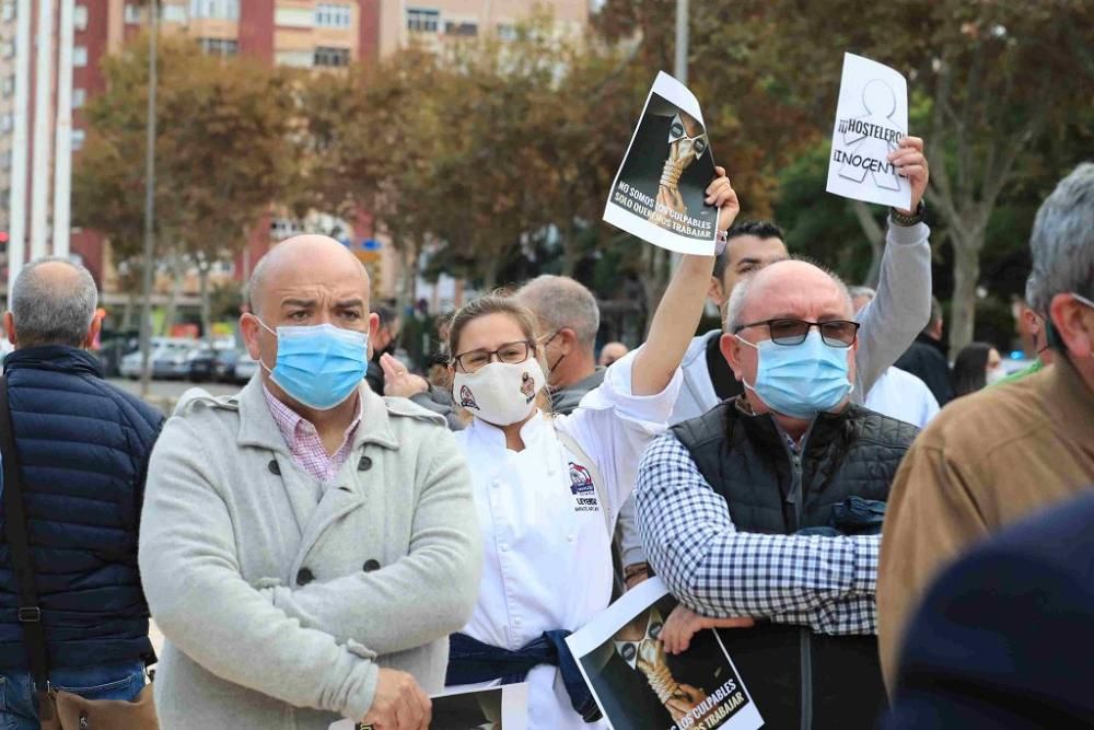 Hosteleros protestan en Cartagena por el cierre de los bares