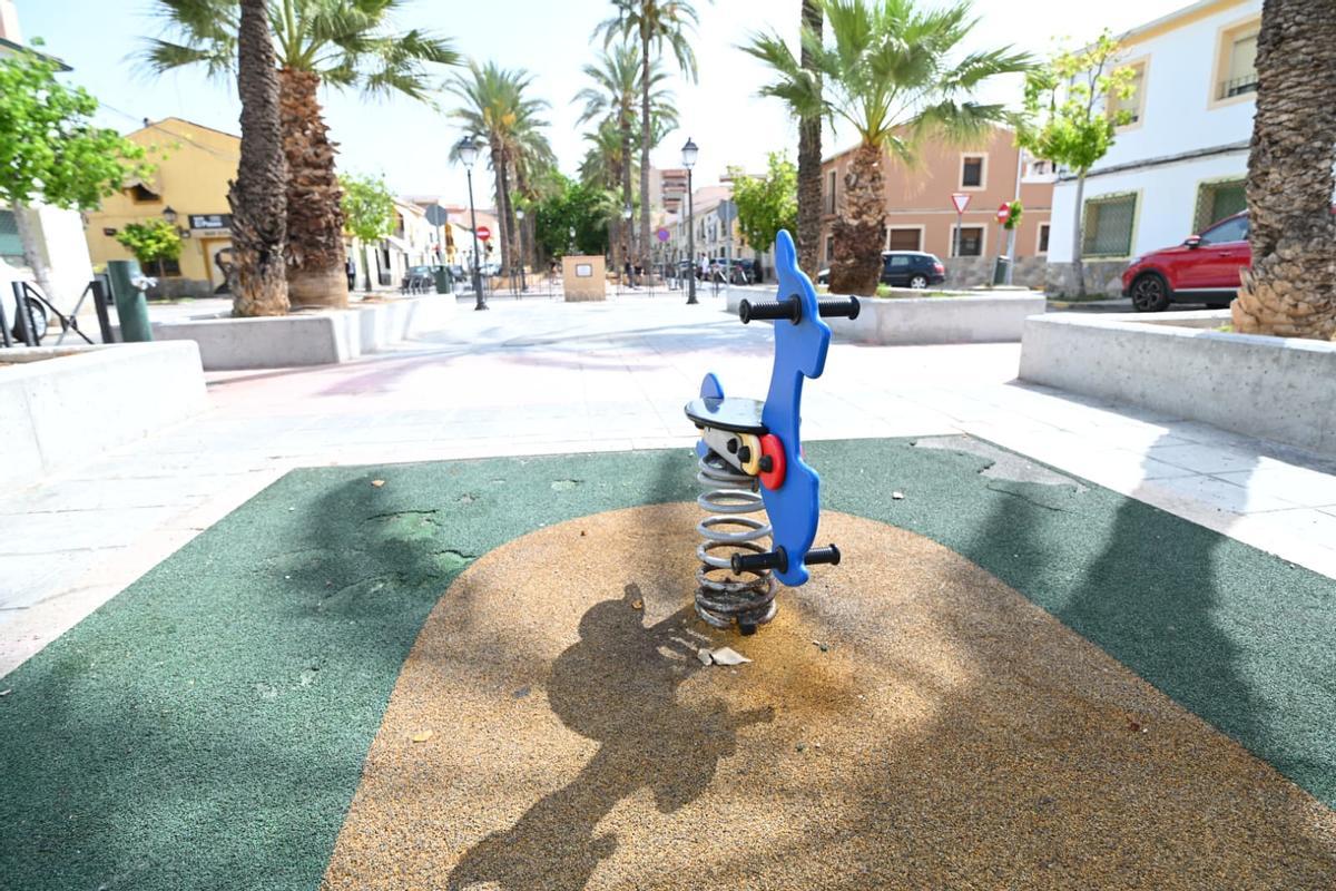 La remodelación de los jardines de la calle Obispo Barrachina sigue parada en Elche
