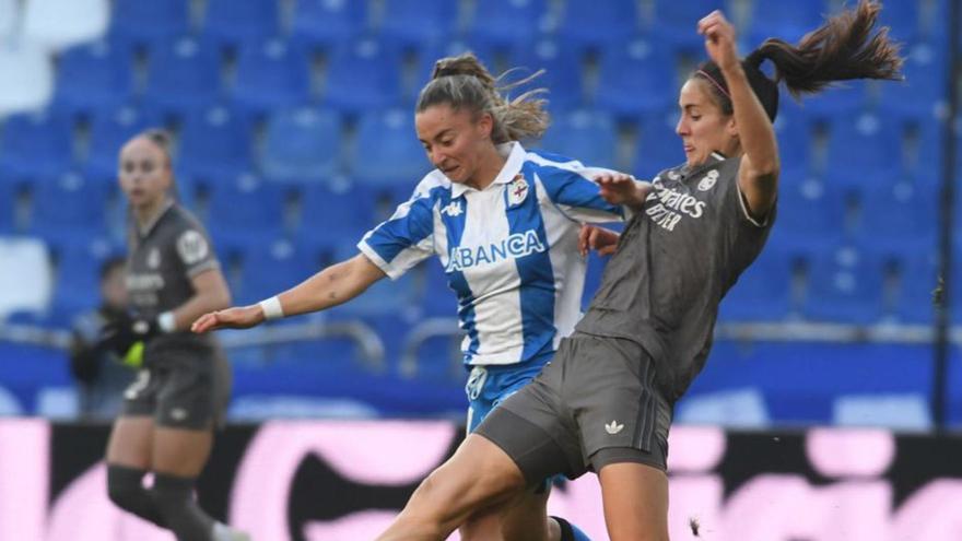 Ainhoa Marín pelea por un balón. | Carlos Pardellas