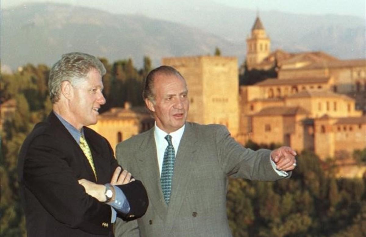 El rey Juan Carlos y Bill Clinton, en el mirador de San Nicolás, frente a la Alhambra de Granada. 