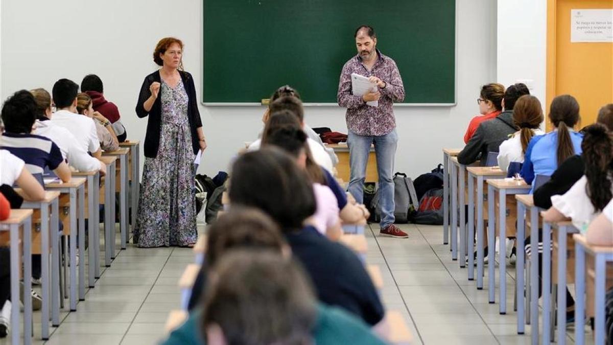 Alumnos durante uno de los exámenes de la EBAU, el año pasado.