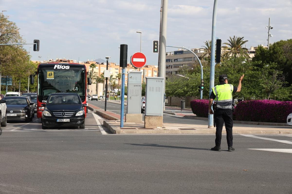 Huelga de docentes en Alicante: la manifestación llega a la Avenida de Dénia
