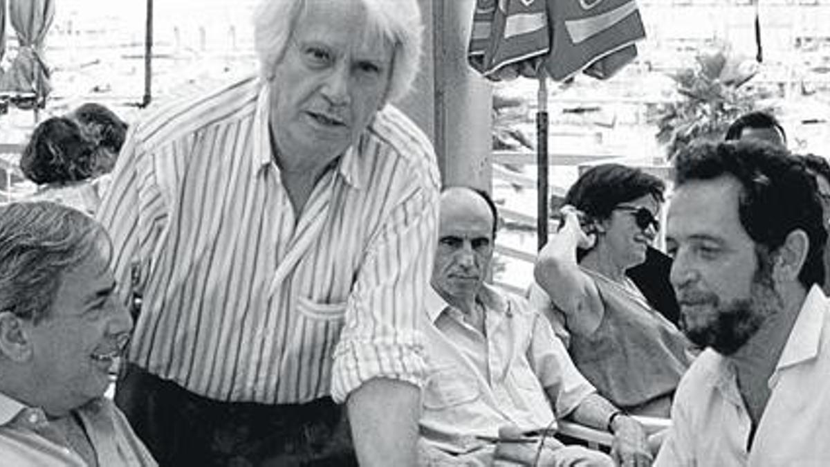Jorge Semprún, entre Mario Vargas Llosa (izquierda) y el editor de Tusquets Antonio López Lamadrid.