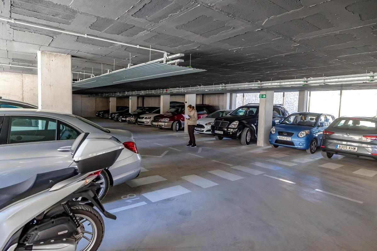Un parking público en Benidorm.