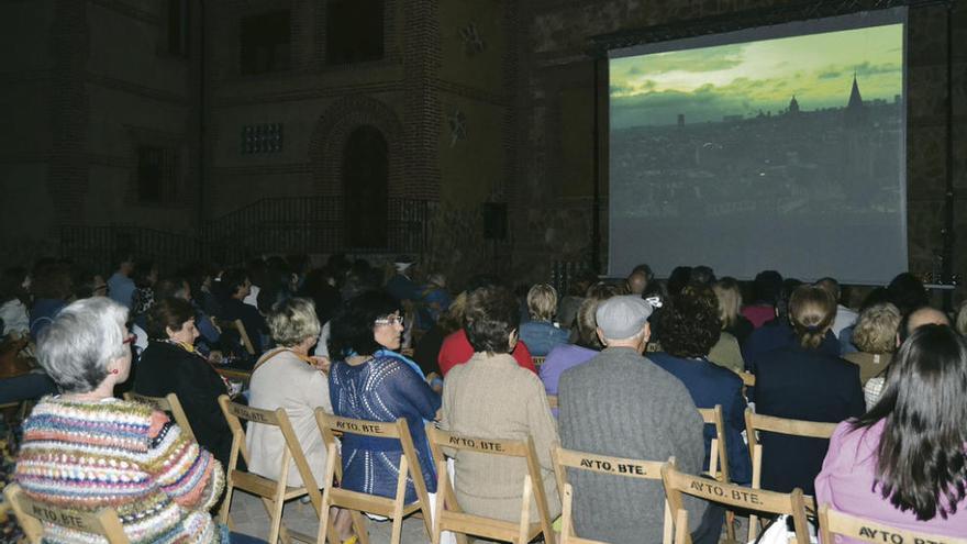 Asistentes a la última sesión del cine de verano, ayer por la noche en el patio de los ábsides.