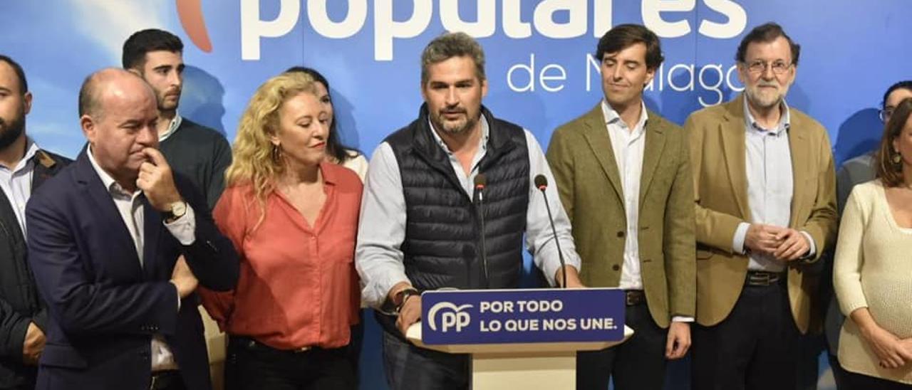 Ángel González interviene en la campaña de 2019 bajo las miradas de Montesinos y Rajoy.