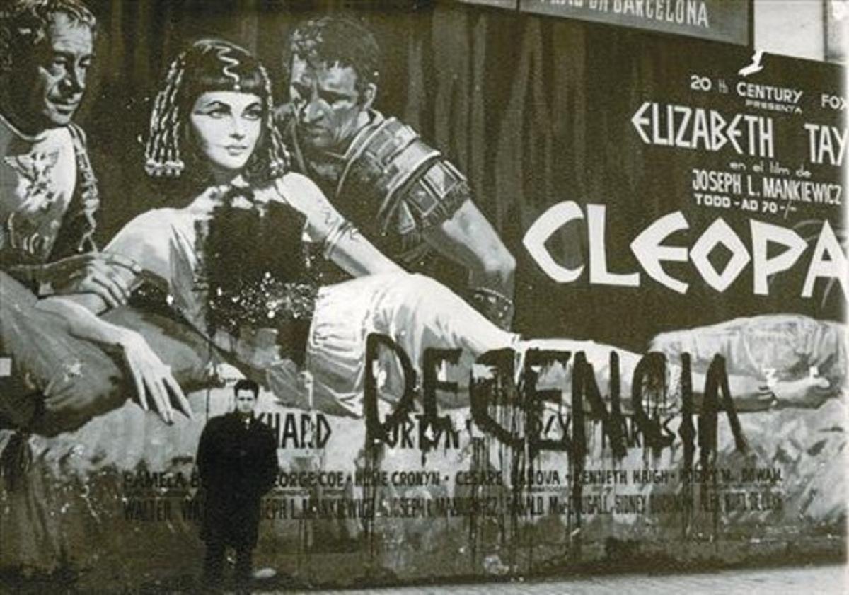 Censura 8 El cartel del estreno de Cleopatra en 1964, ’adecentado’ por ultras católicos en Barcelona.