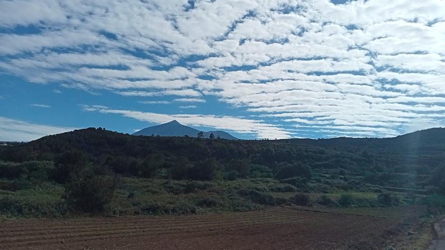 Lunes con nubes y posibles lluvias débiles en Canarias