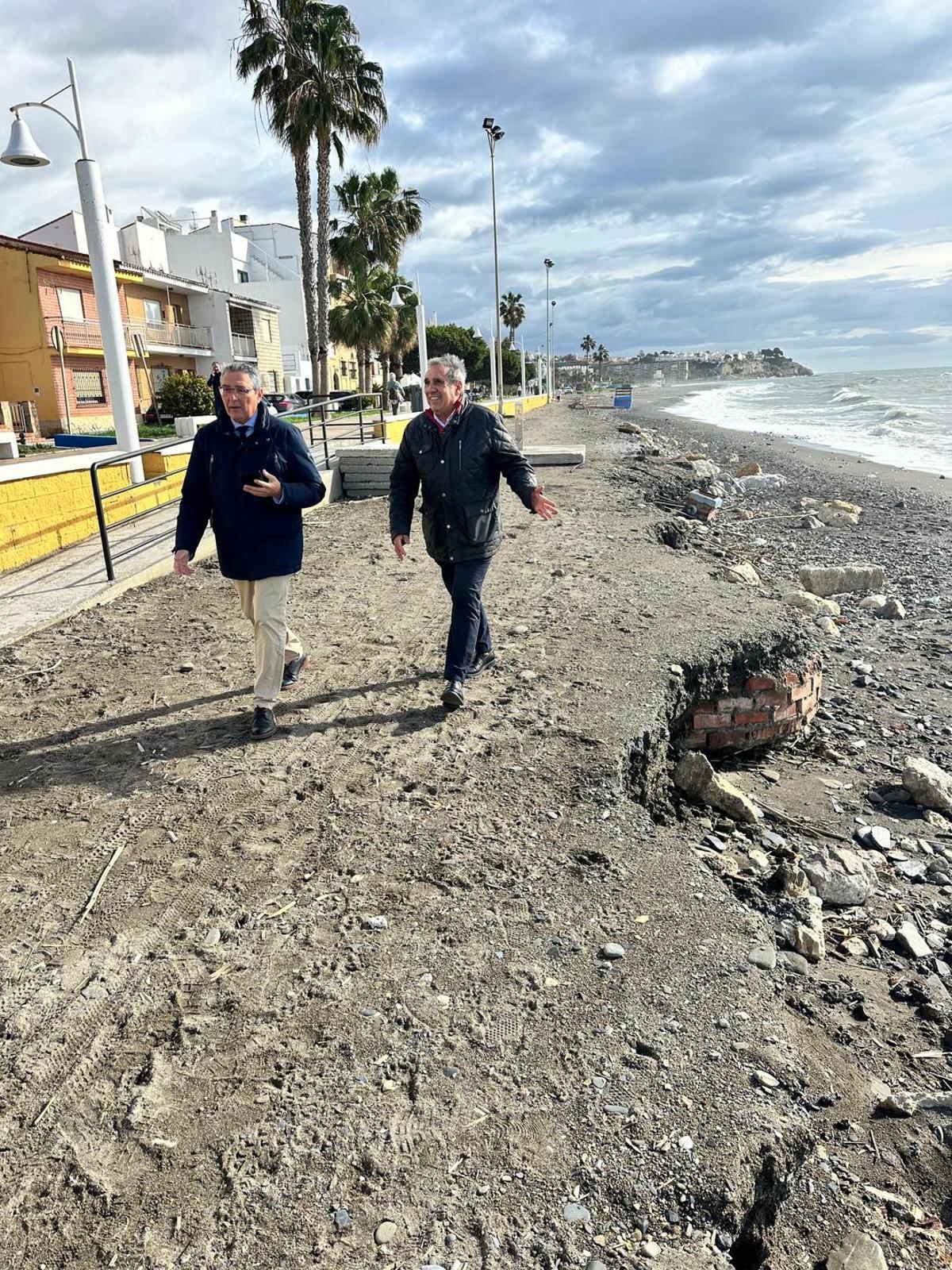 El Consistorio rinconero exige al Gobierno central la instalación de al menos dos diques exentos para proteger las playas de La Cala y Benagalbón.