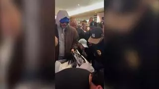 Bad Bunny aparece por sorpresa en una tienda Zara de Puerto Rico y desata la locura