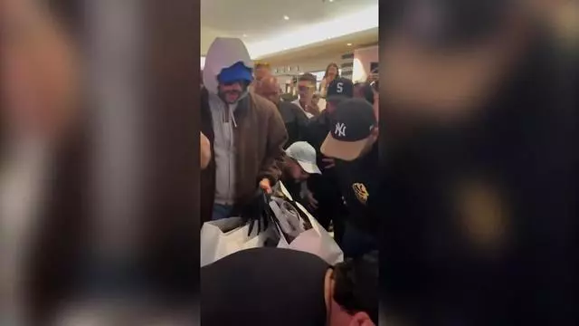 Bad Bunny aparece por sorpresa en una tienda Zara de Puerto Rico y desata la locura