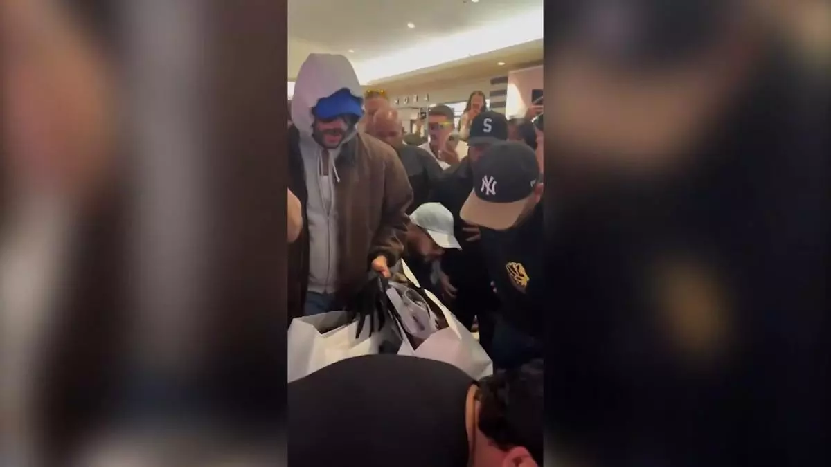 Bad Bunny aparece por sorpresa en una tienda Zara de Puerto Rico y desata la locura