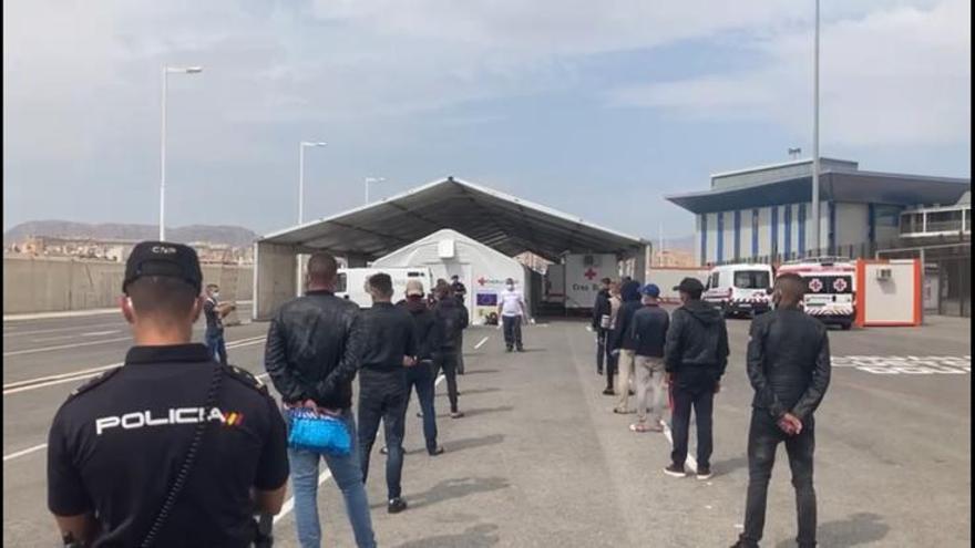 La Policía con inmigrantes llegados el miércoles en patera a Alicante