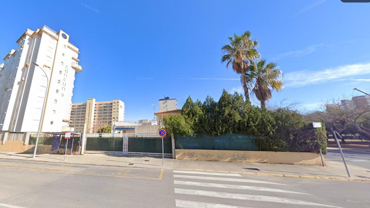 El solar de la playa de Gandia en el que se podría levantar un hotel, visto desde la calle de l’Horta.