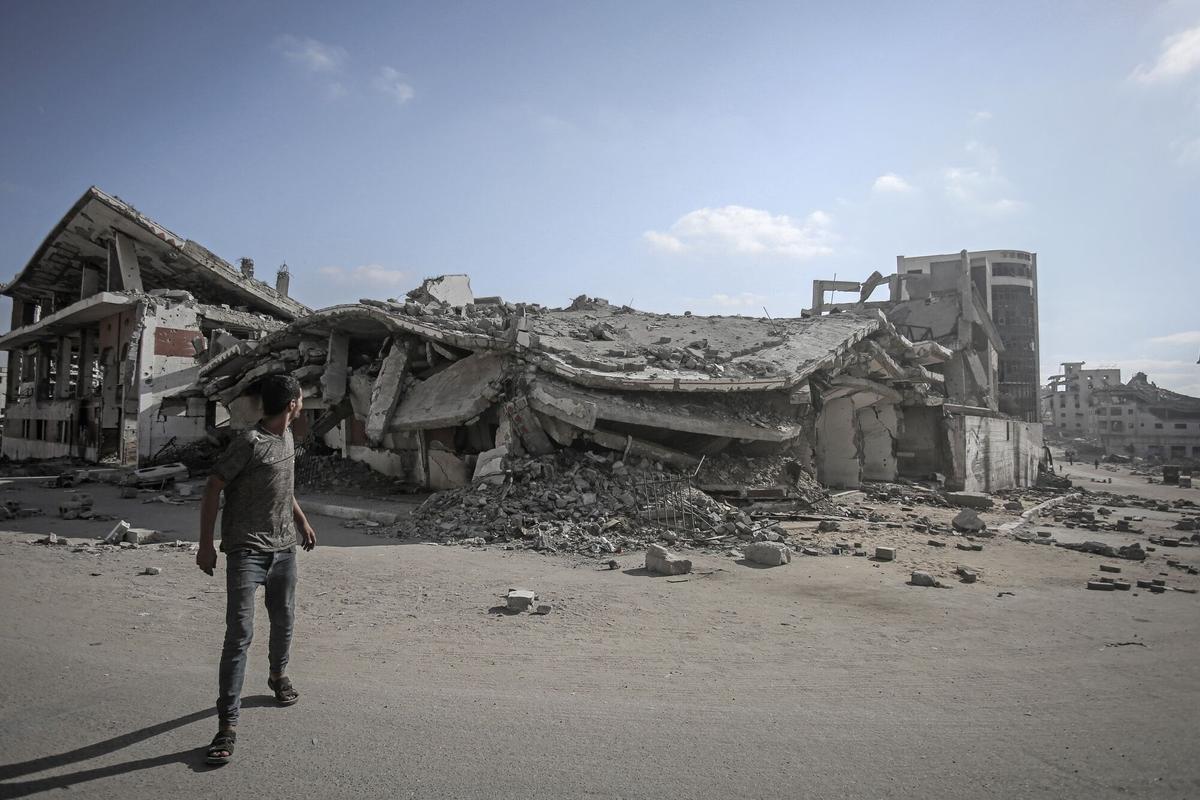 Un ciudadano observa un edificio destruido en Gaza.