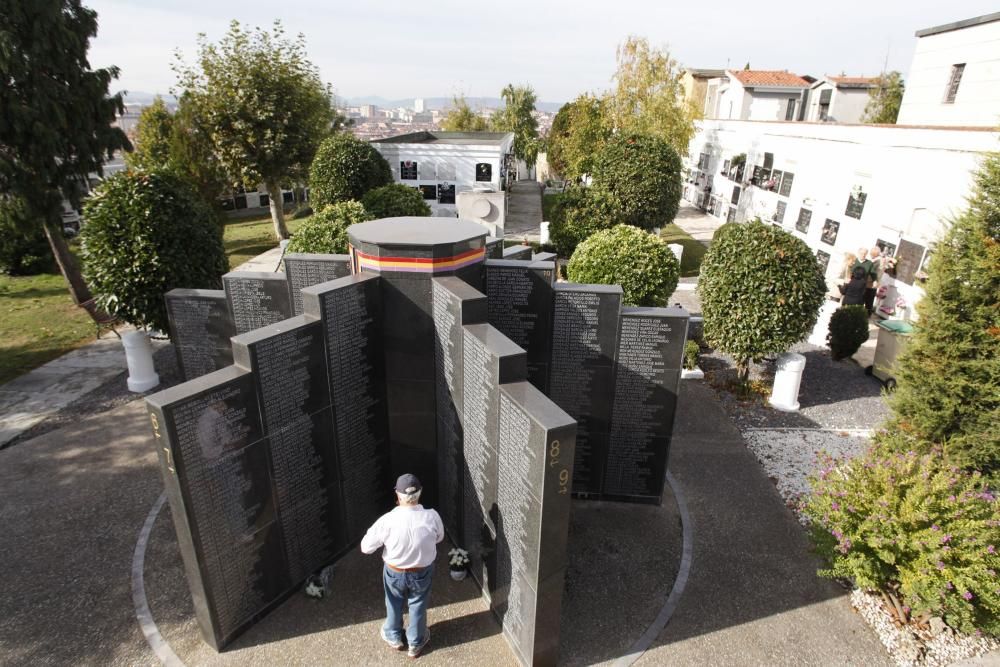 Día de Difuntos en el cementerio de Ceares, Gijón