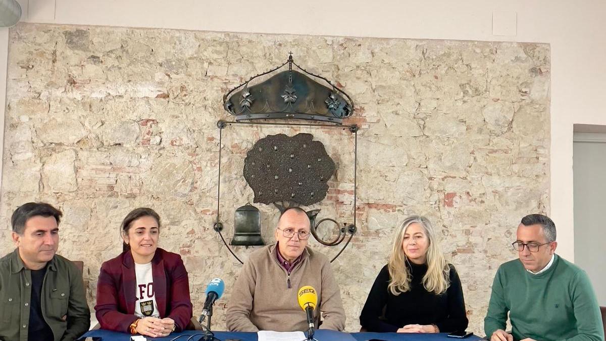 El alcalde, Enrique Hueso, junto a concejales de su equipo de gobierno.