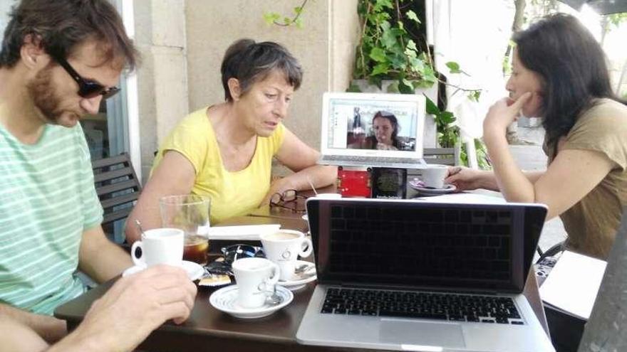 Miembros del proyecto charlan en el Casco Vello Alto. // FDV