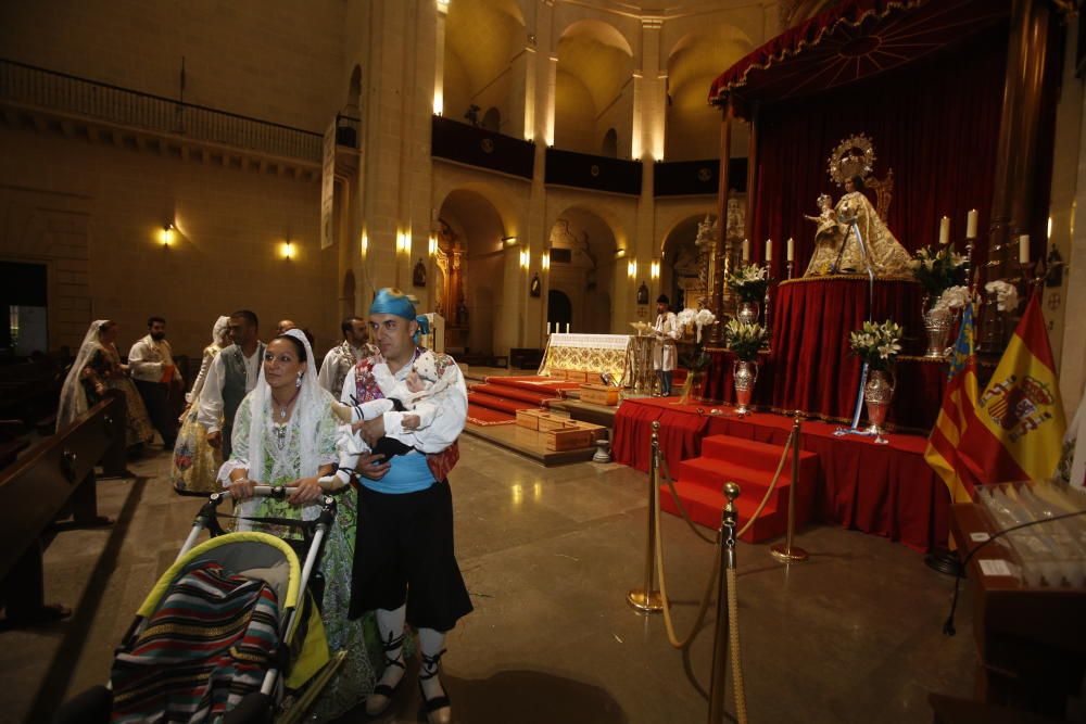 Las comisiones y barracas participan en el segundo día de la Ofrenda