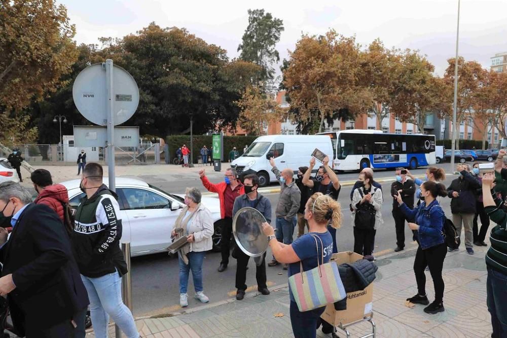 Hosteleros protestan en Cartagena por el cierre de los bares